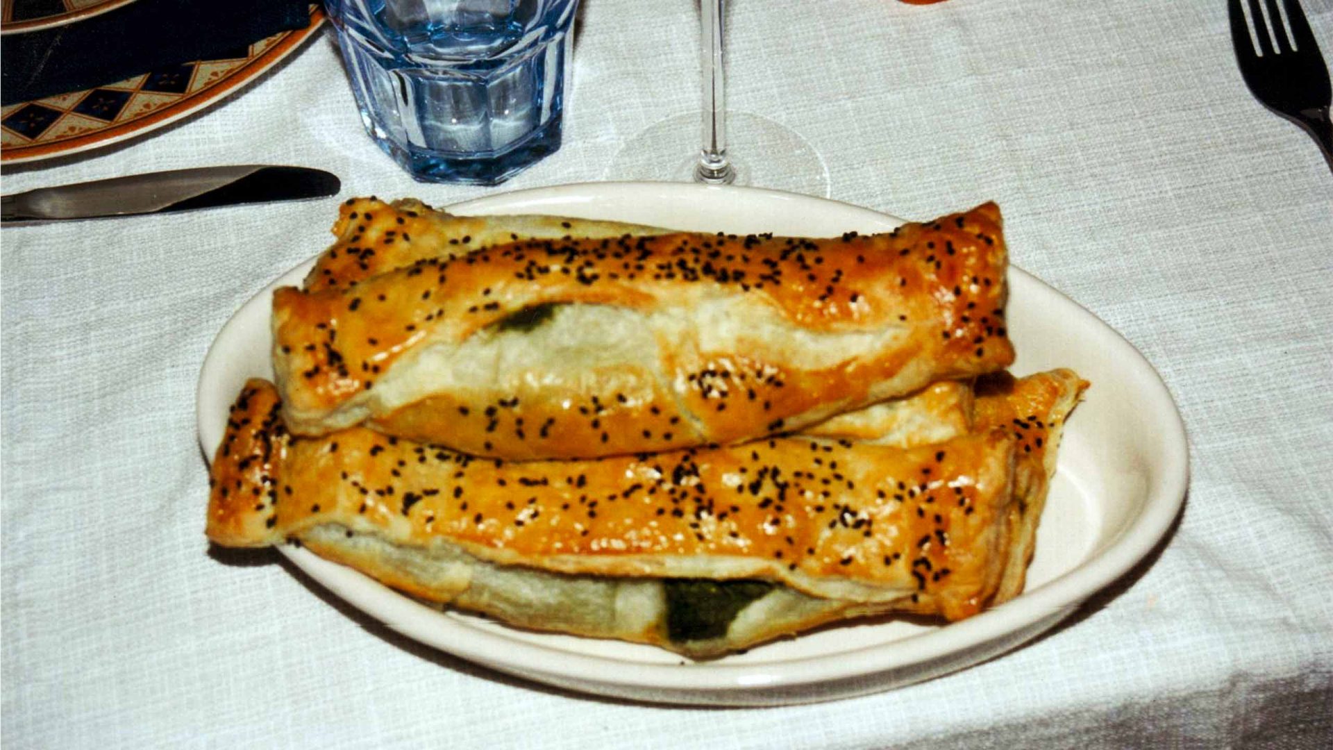 מאפה בצק עלים ממולא בפסטו מבוסס על ברוקולי