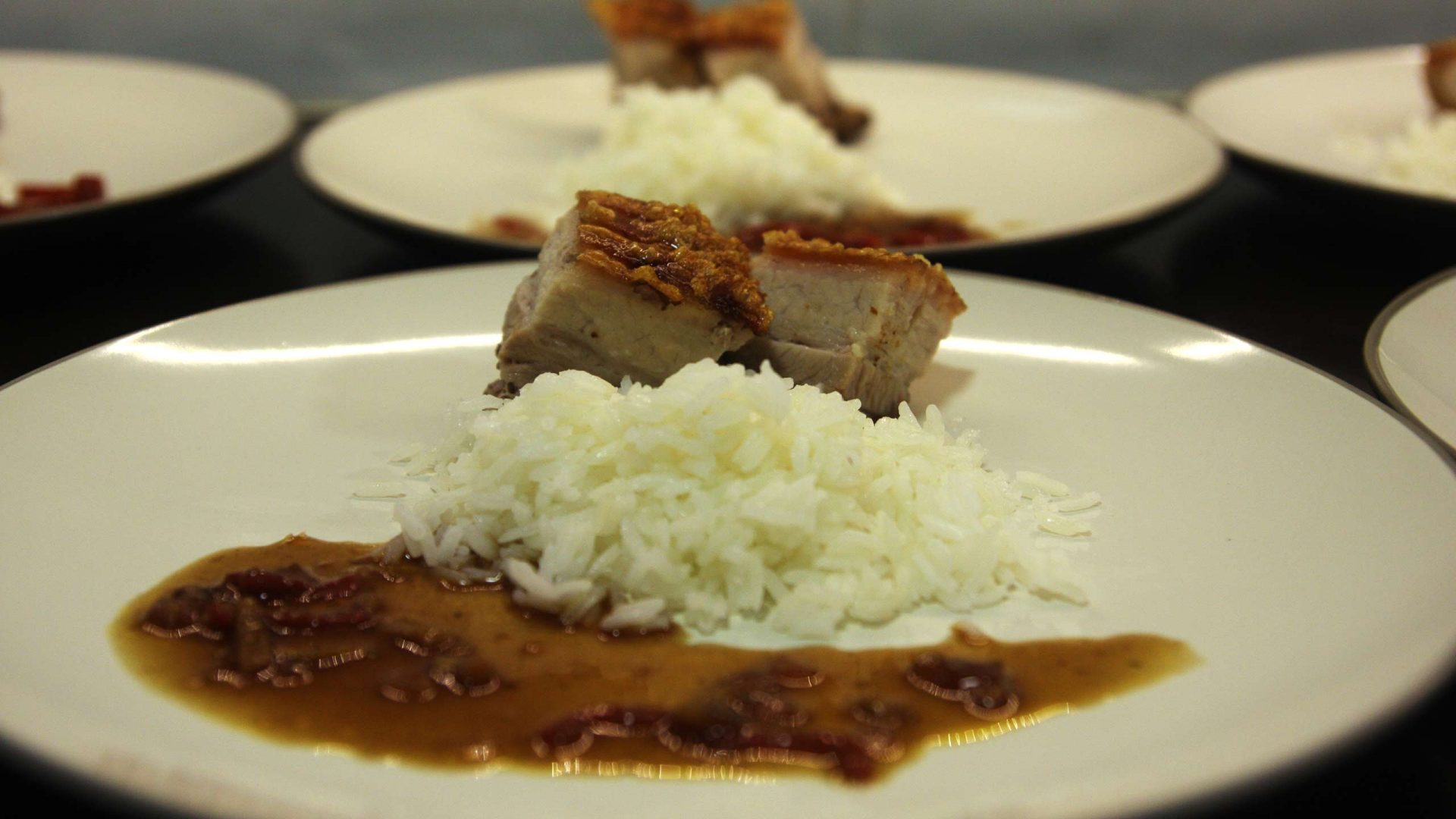 Char siu - בטן חזיר בחמישה תבלינים מוגש בליווי אורז