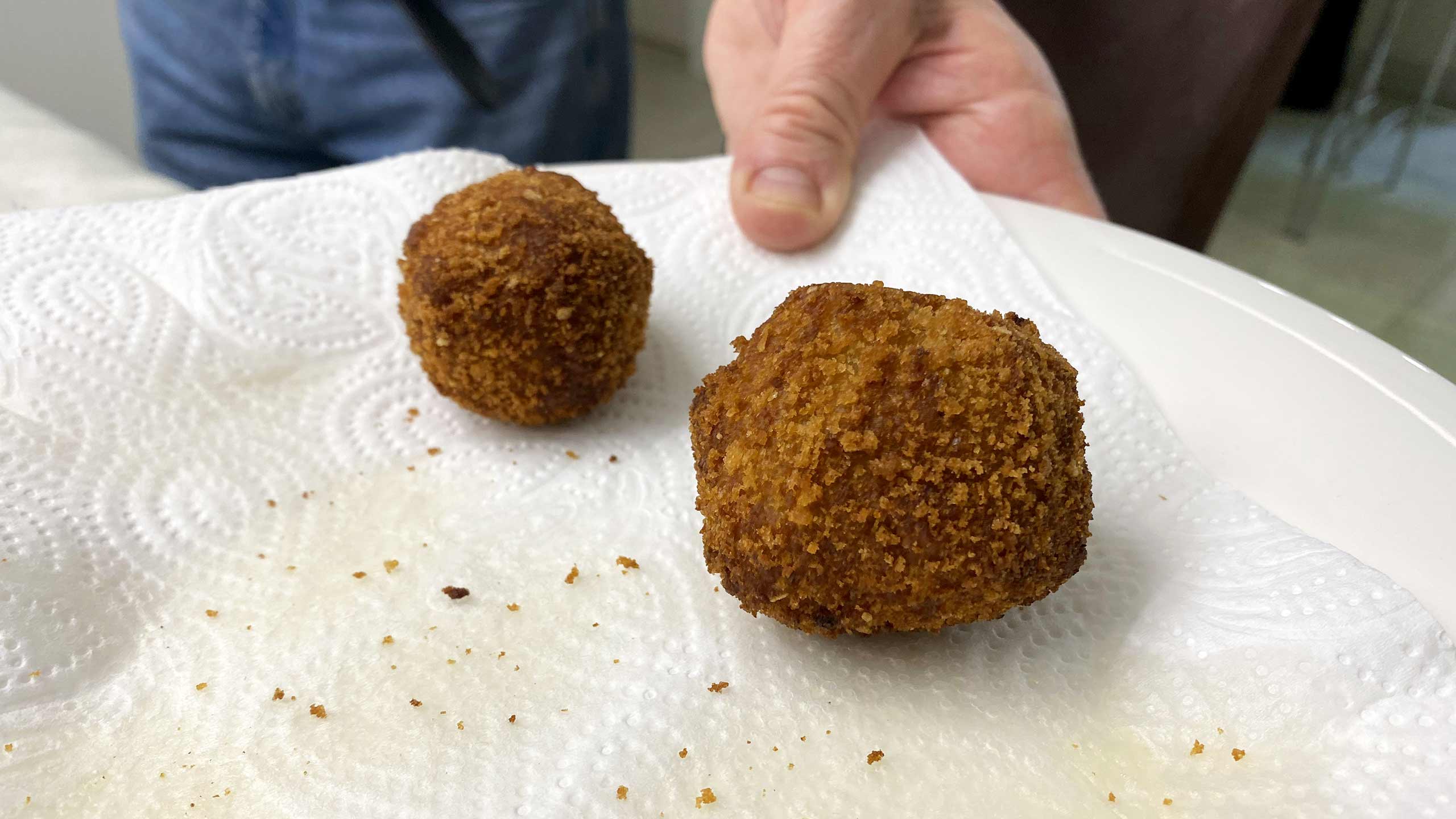 קציצת חצילים ממולאת בגבינה מעושנת